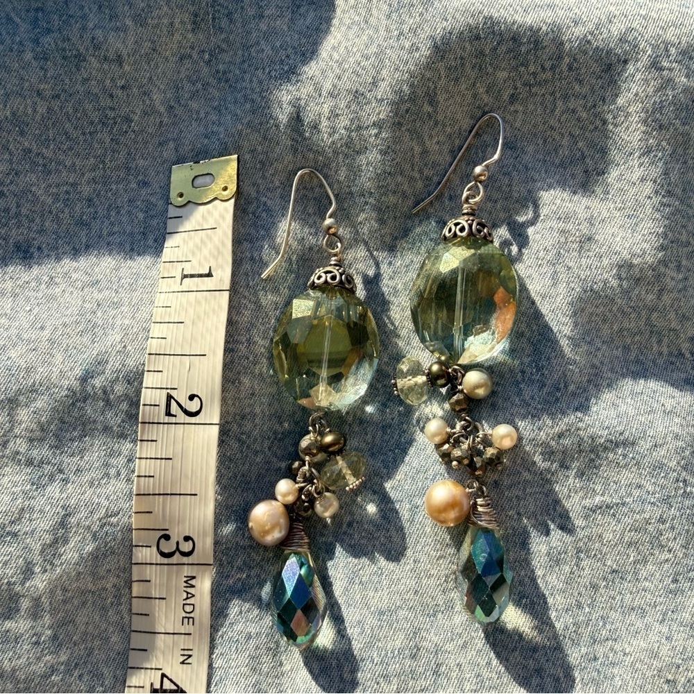 Elegant Crystal and Pearl Necklace - Picture 2 of 3